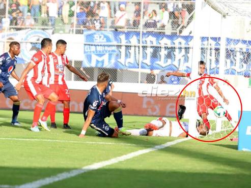 La jugada de la polémica. El balón traspasó en el disparo de Marcelo Santos.