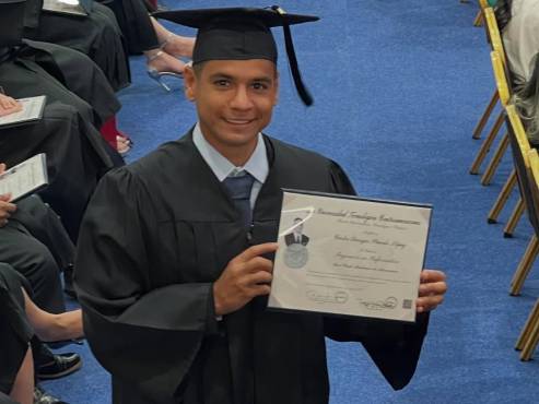 Carlos Pineda, futbolista del Olimpia, se graduó de Ingeniero en Informática.
