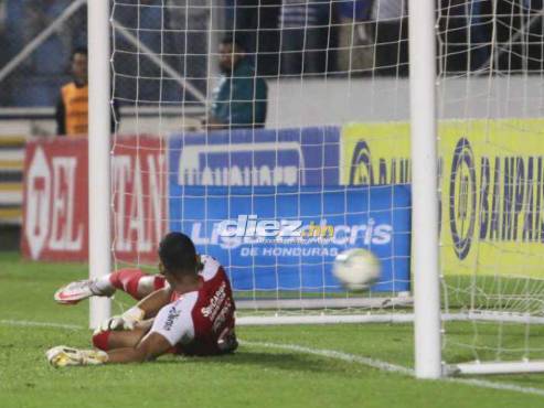 Otra linda postal del golazo de penal de Auzmendi captado por el LENTE DIEZ. FOTOS: Marvin Salgado | Alex Pérez.