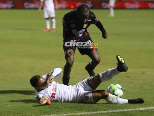 Gerson Chávez intenta recuperar el balón ante la cobertura de Carlos Sánchez. FOTO: Estalin Irías.