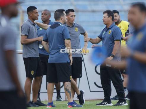 Mauro Reyes, asistente técnico del Real España, dialoga con los porteros del Real España. FOTOS: Mauricio Ayala | Neptalí Romero.
