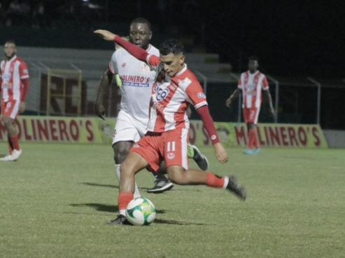 Rembrandt Flores domina el balón ante la marca de Wilmer Crisanto, jugador de la Real Sociedad. FOTO: CDSV.