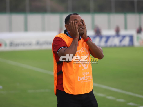 Raúl Cáceres puso la renuncia tras la derrota del Vida ante Motagua, pero la directiva cocotera lo convenció de quedarse. FOTO: Marvin Salgado.