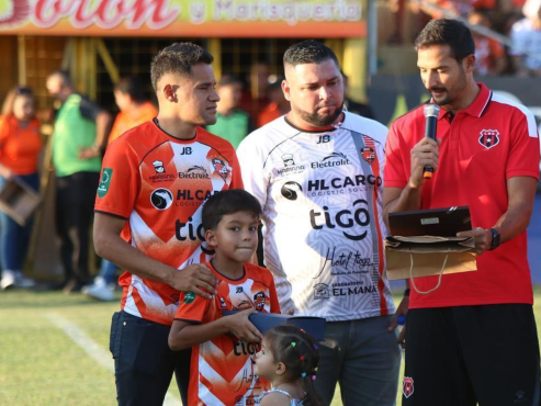 Los mundialistas Giancarlos Gonzáles y Celso Borges le entregaron la placa a Roger Rojas. FOTO: LDA.