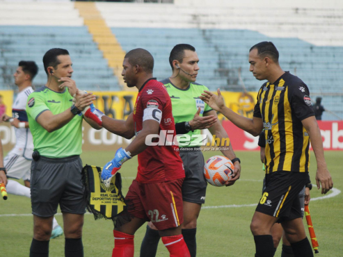 “Buba” López y Devron García saludan a la cuarteta arbitral del duelo entre Real España - Vancouver. FOTO: José Enamorado.