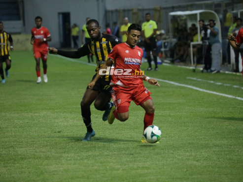 Samuel Pozantes cubre el balón ante la marca de Gerson Chávez.