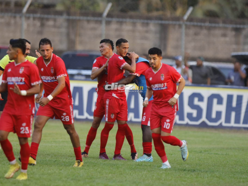 Así festejaron el gol los jugadores de la Real Sociedad en el Francisco Martínez. FOTO: Neptalí Romero.