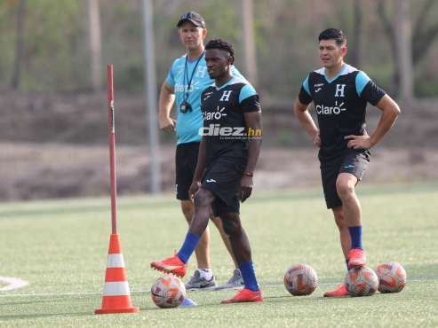 Franklin Flores y el “Chelito” Martínez entrenaron este lunes a todo vapor en el Proyecto Goal de la Selección de Honduras. FOTO: Alex Pérez.