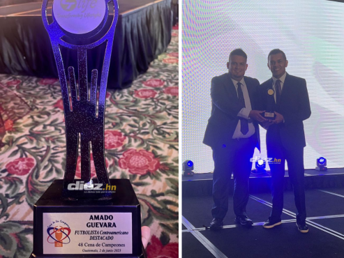 Amado Guevara posa junto al trofeo y su amigo chapín David Rodríguez, quien le entregó el reconocimiento.