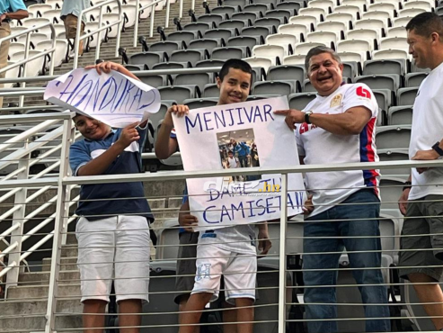 “Menjívar dame tu camiseta”, dice la pancarta de este aficionado catracho en el Audi Field Stadium de Estados Unidos.