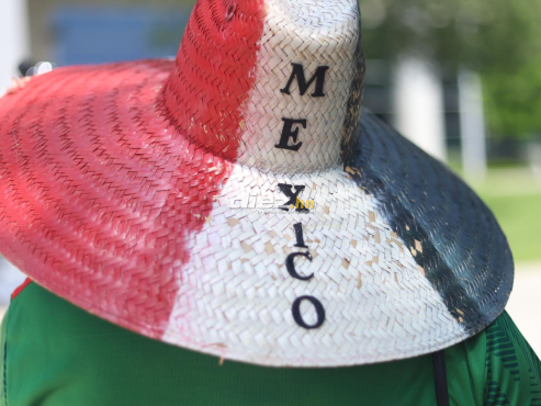El sombrero mexicano es uno de los accesorios más famosos en estos torneos internacionales de Concacaf. FOTO: Mauricio Ayala.