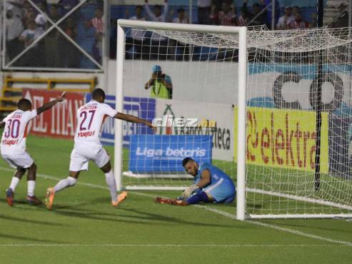 La jugada polémica en el que Panchi Reyes saca el balón de la línea de gol. Bengtson la reclamó como anotación. FOTO: Emilio Flores.
