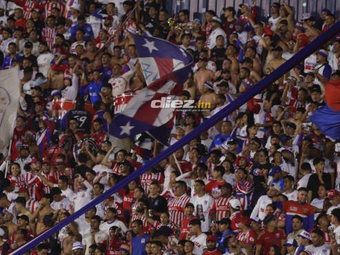 La afición de Olimpia no dejó de ha dejado de alentar a su equipo en el Nacional Chelato Uclés. FOTOS: Mauricio Ayala | David Romero.