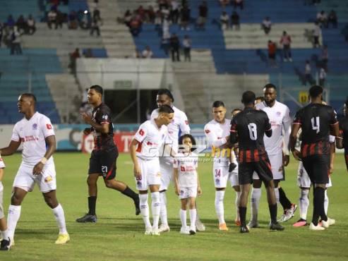 Los jugadores de Olimpia y Vida se saludan previo al duelo en coloso capitalino. FOTO: Estalin Irías.