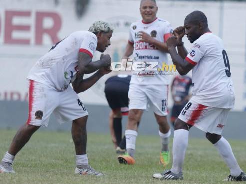 Wil Barahona y Tyson Núñez se robaron el show en el partido benéfico desarrollado en el Progreso, Yoro. FOTOS: Neptalí Romero.