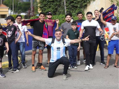 10:15 AM: Así está el ambiente afuera del hotel donde se hospedará el Inter Miami de Messi. FOTOS: Mauricio Ayala | Neptalí Romero | Héctor Edu.