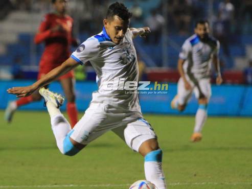 Así fue el derechazo de Edwin Rodríguez al marco de Granada para decretar el 4-0 de la Bicolor. FOTOS: Alex Pérez | Andro Rodríguez.