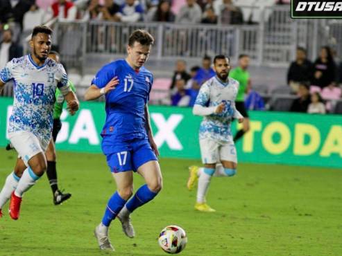 La Selección de Islandia encontró un penal tras falta previa de Carlos Pineda en el área. FOTO: DEPORTE TOTAL USA.