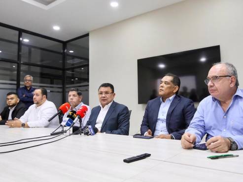 Los dirigentes de la Liga Nacional en conferencia de prensa anunciando los cambios que harán en la triangular que inicia este fin de semana. Fotos cortesía