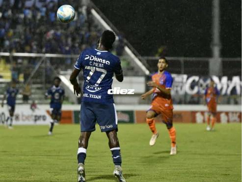Carlos Zapatilla Mejía intenta dominar la esférica ante la marca de un futbolista de Lobos UPNFM. FOTO: Aníbal Vásquez.