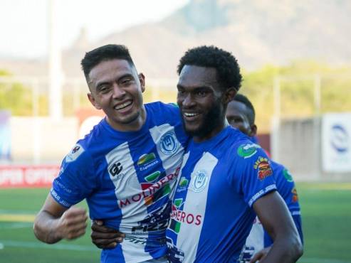 Diego Rodríguez y Ángel Barrios festejan uno de los cuatro goles que le anotó Victoria a Lobos UPNFM.