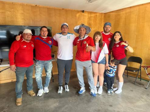 Ticos y hondureños comparten en Frisco, Texas, en la previa del duelo.