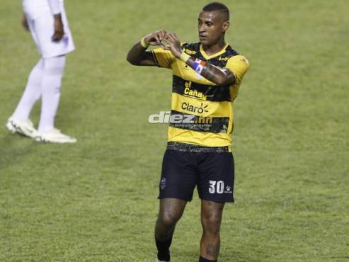 Así festejó Carlos Small su gol ante Olimpia en la ida del repechaje. El canalero sumó siete goles en el certamen. FOTOS: Héctor Edú | Neptalí Romero | Mauricio Ayala.