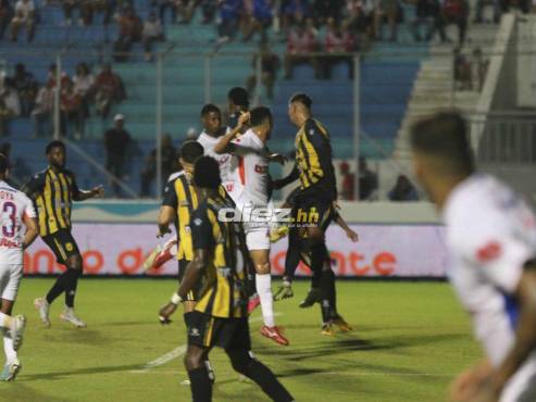 Dos centros desde la derecha de Olimpia le han hecho daño al Real España. FOTO: Alex Pérez.
