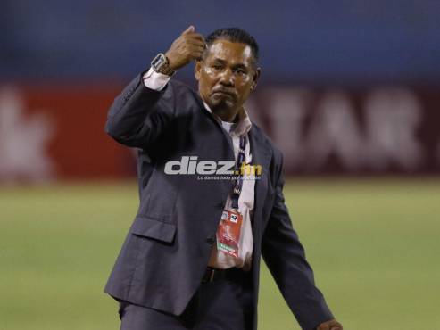 José Valladares le gusta vestir elegante cuando dirige partidos. FOTO: Neptalí Romero