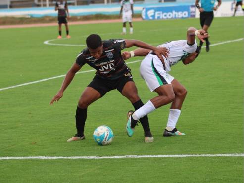 Samuel Elvir le quita la pelota a un futbolista del Juticalpa FC. FOTO: Liga Hondubet.
