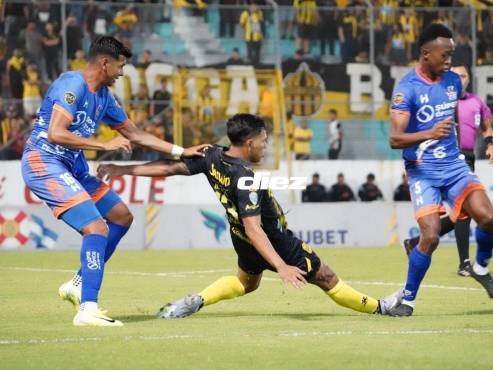 Real España venció 2-1 a Lobos UPNFM en el Estadio Morazán. FOTOS: NEPTALÍ ROMERO | MAURICIO AYALA.