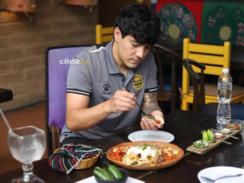 Mientras daba la entrevista, el nuevo fichaje del Real España, se servía un taco mexicano.