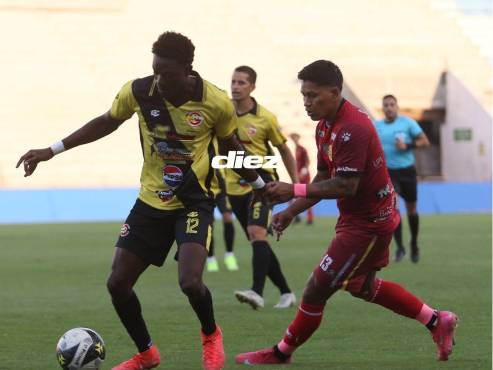 36’: Leonel Casildo se baja a Moya y Said Martínez pita penal en el área de Génesis. FOTO: Marvin Salgado | Aníbal Vásquez.