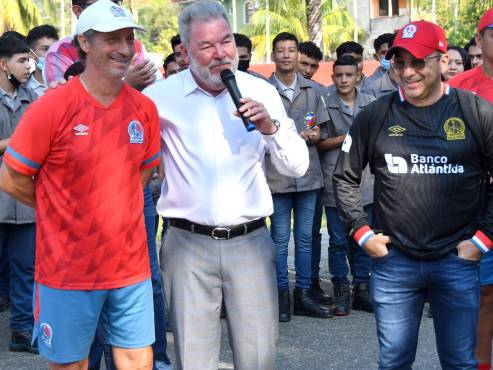 Pedro Troglio, Roberto Contreras y Osman Madrid, encabezaron una donación para el Centro de Capacitación Técnica Honduras Corea en San Pedro Sula.