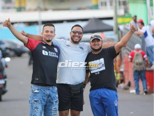 Así se vive la fiesta alrededor del Estadio Nacional Chelato Uclés de Tegucigalpa. FOTO: Andro Rodríguez.
