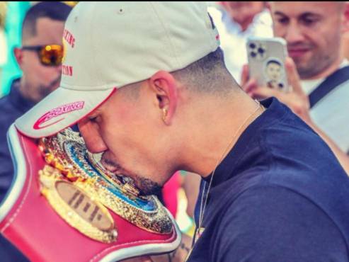 Esta fue la foto que el boxeador subió a sus redes tras recibir el cinturón.