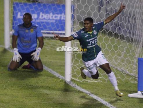 Así festejó Samuel Elvir el segundo gol de Marathón ante Real España en el Olímpico de SPS. FOTOS: Neptalí Romero | Mauricio Ayala.