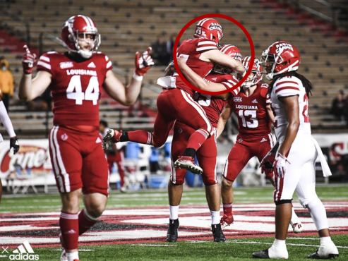 Compañeros de Almendares festejan con él tras anotación de gol de campo en un partido universitario.