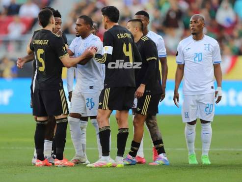 La bronca entre jugadores hondureños y mexicanos no pasó a más. FOTO: MAURICIO AYALA.