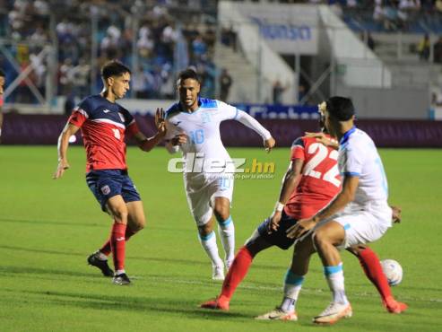 La H está venciendo 2-0 a Cuba en el Nacional Chelato Uclés de Tegucigalpa. FOTOS: David Romero | Mauricio Ayala | Andro Rodríguez.