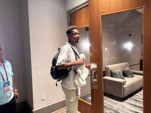 Antony Lozano llegando al hotel de concentración de la Selección de Honduras. Foto DIEZ: Jenny Fernández.