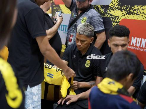 Brayan Moya firmando camisas en la presentación de la nueva indumentaria del Real España. (Foto: Mauricio Ayala)
