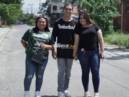 Ellos fueron uno de los primeros aficionados que arribaron al estadio Yankel Rosenthal de San Pedro Sula. FOTOS: Neptalí Romero/Mauricio Ayala.