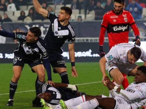 El duro golpe que recibió Alberth Elis en partido de Ligue 2 de Francia entre Girondins de Burdeos vs Guingamp.