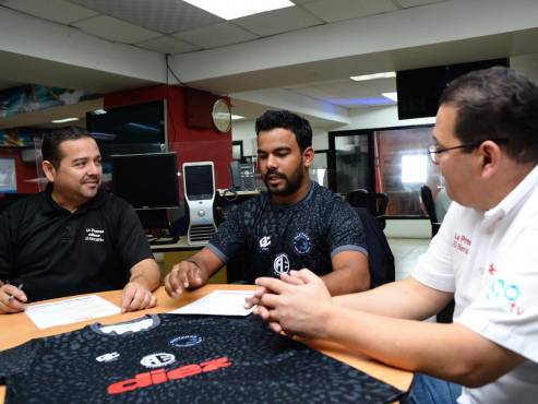 Nahum Aguilar, Ariel Ferrera y Arturo Nolasco previo a la firma que vincula a Fundación Alberth Elis y Diario Deportivo DIEZ en pro del fútbol integral. FOTO: Héctor Edú.