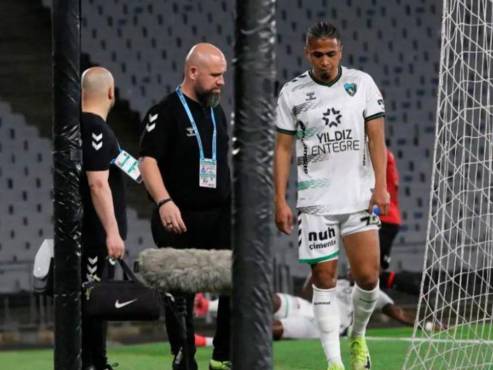 Así salió Rigoberto Rivas del campo tras su lesión sufrida en el minuto ‘16.