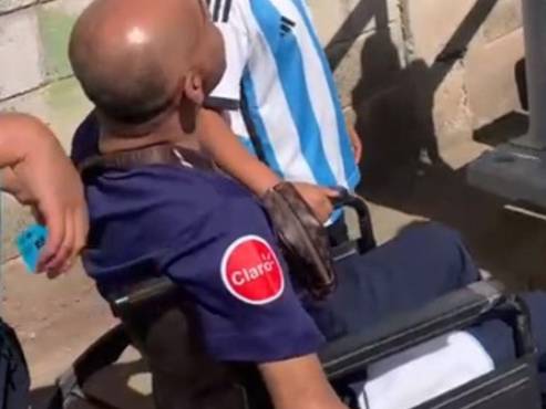 El fiel seguidor del Motagua en el momento de subir las escaleras para ingresar al Estadio Carlos Miranda.