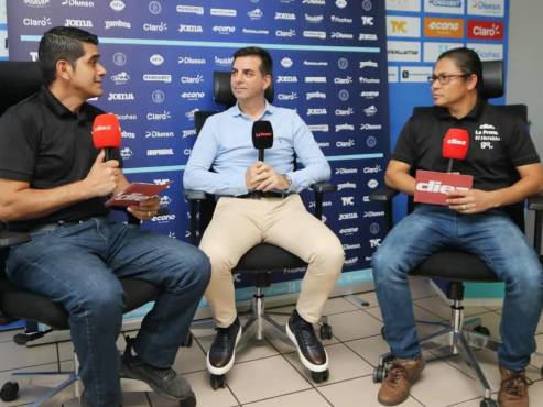 Francis Hernández, en pláticas con los periodistas de Diario DIEZ, Carlos Castellanos y Erlin Varela sobre su gira por Europa. Fotos DIEZ: Alex Pérez