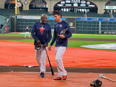Seis turnos al bate, dos hits, cuatro participaciones y una titularidad son los números de Mauricio Dubón en sus primeros juegos con los Astros de Houston.