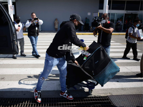 Edwin Rodríguez en su arribo a suelo hondureño tras su paso por el Aris FC de la Superliga de Grecia. FOTO: Mauricio Ayala.
